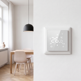 SIRO Smart Raumthermostat mit NTC SL07116W – an der Wand montiert im Wohnraum mit Temperaturanzeige