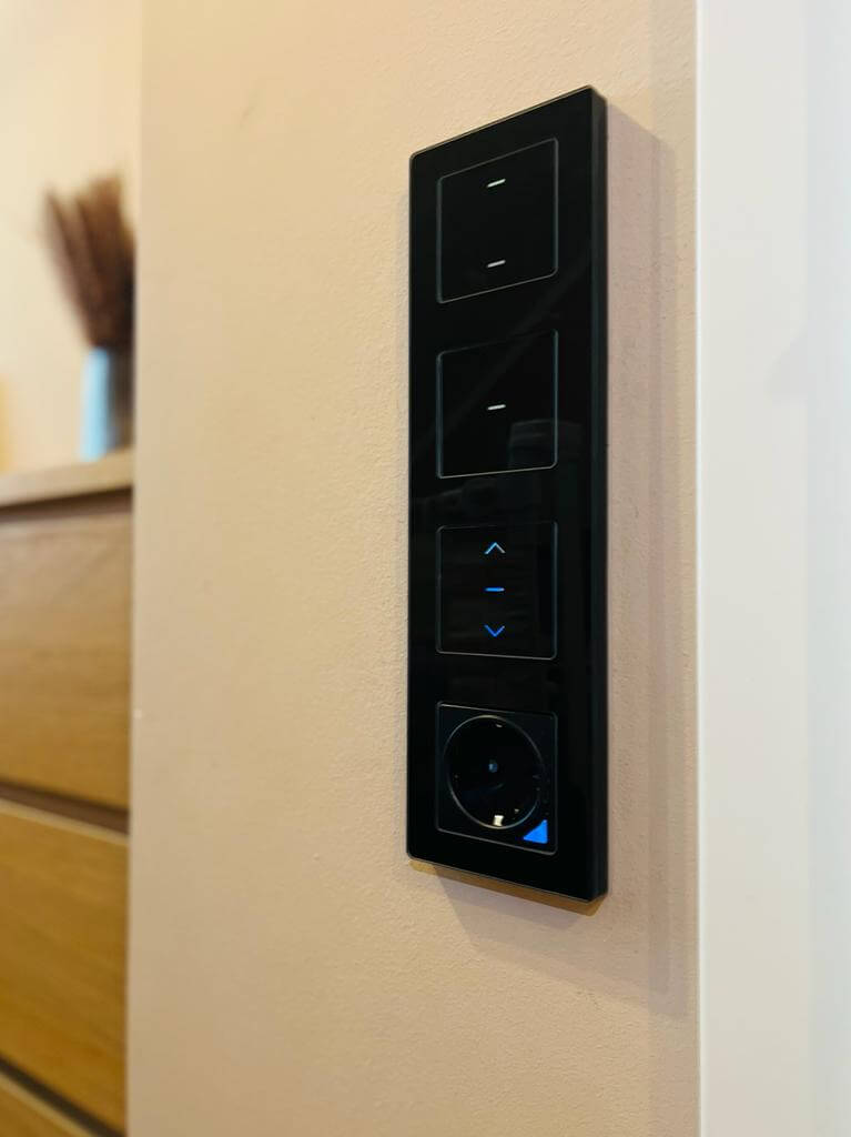 SIRO Smart 3-channel light switch Venus black